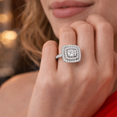 Anello in oro bianco con diamanti Daphne Salvini indossato