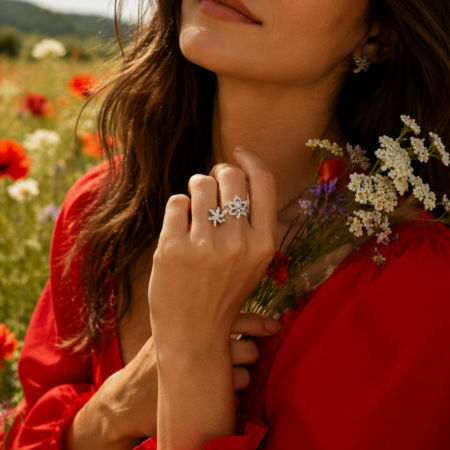 Anello Due Fiori in oro bianco con diamanti Magia Garden Salvini indossato