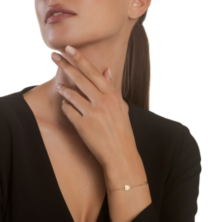 Bracciale cuore in oro giallo 9 kt con diamante Salvini indossato