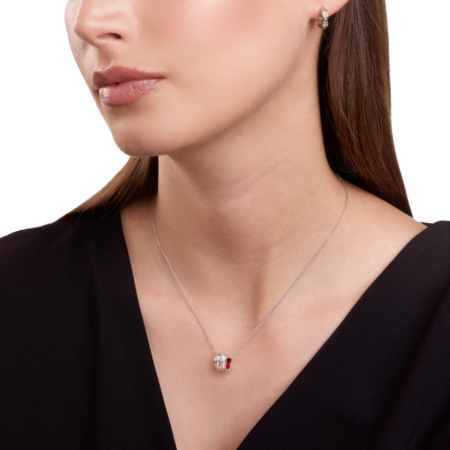 Collana Eva in oro bianco con diamanti ehybrid ceramic rossa indossata Salvini