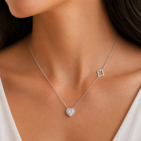 Collana cuore con pave Recarlo indossata