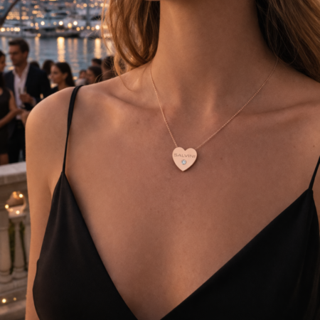 Collana cuore in oro rosa con diamante Salvini indossata