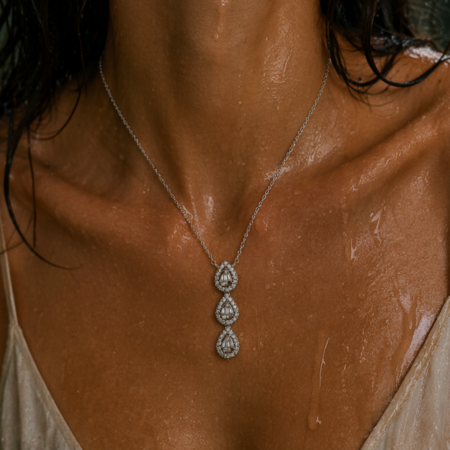 Collana Tre Gocce in oro bianco con diamanti Salvini Magia indossata