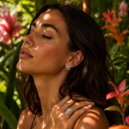 Orecchini in oro bianco con diamanti MAGIA GARDEN Salvini indossato