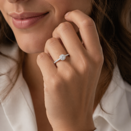 Solitario Halo in Oro bianco con Diamante Recarlo indossato