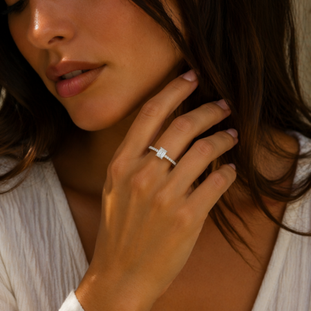 Solitario taglio smeraldo Salvini indossato