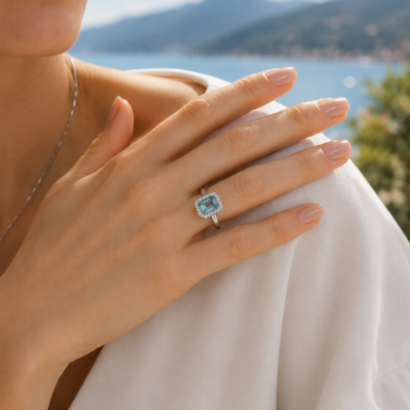 Anello Acquamarina Taglio Smeraldo con Pavè Comete - indossato