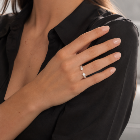 Anello Doppio Cuore Bianco Collezione More Recarlo indossato