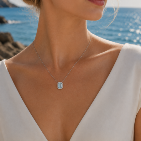 Collana Acquamarina Taglio Smeraldo Comete indossata